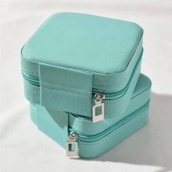 Jewelry - LAST! (1) Jewelry case Turquoise/tiffany-blue Jewelry Travel box